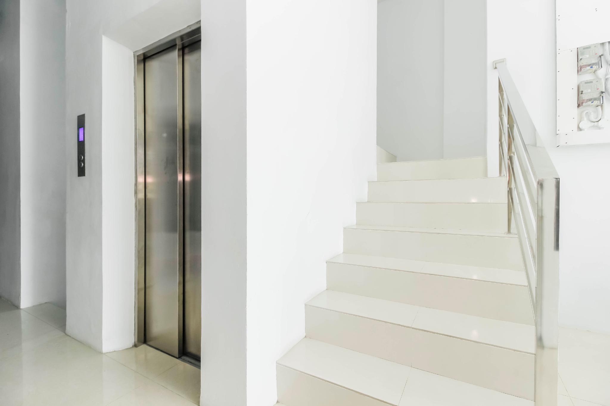 Reddoorz Near Hayam Wuruk Plaza Hotel Джакарта Екстериор снимка
